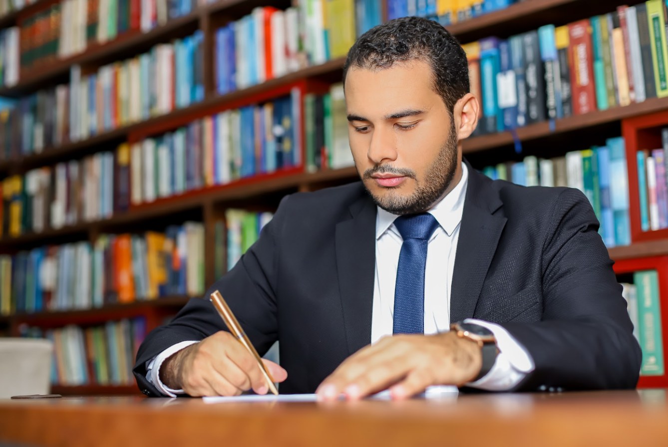 Dr. Álvaro Nunes em seu escritório