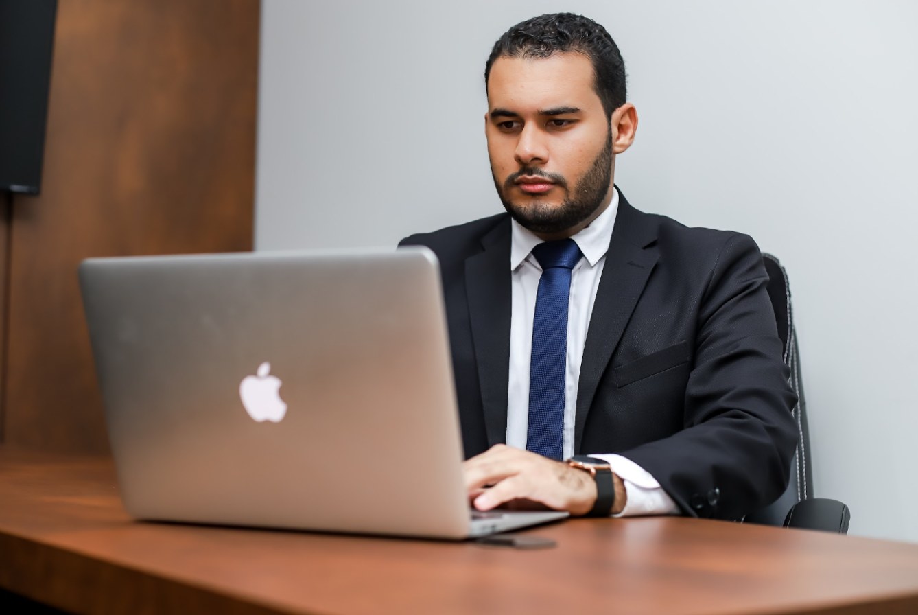 Dr. Álvaro Nunes atendendo no escritório